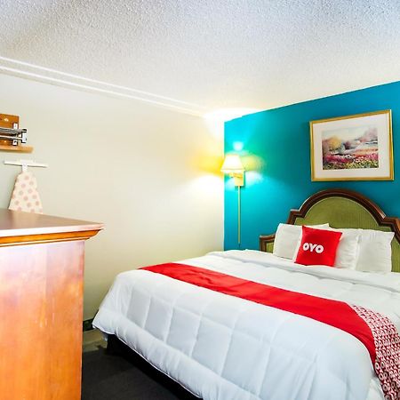 Oyo Hotel Hutchinson West 4Th Ave エクステリア 写真