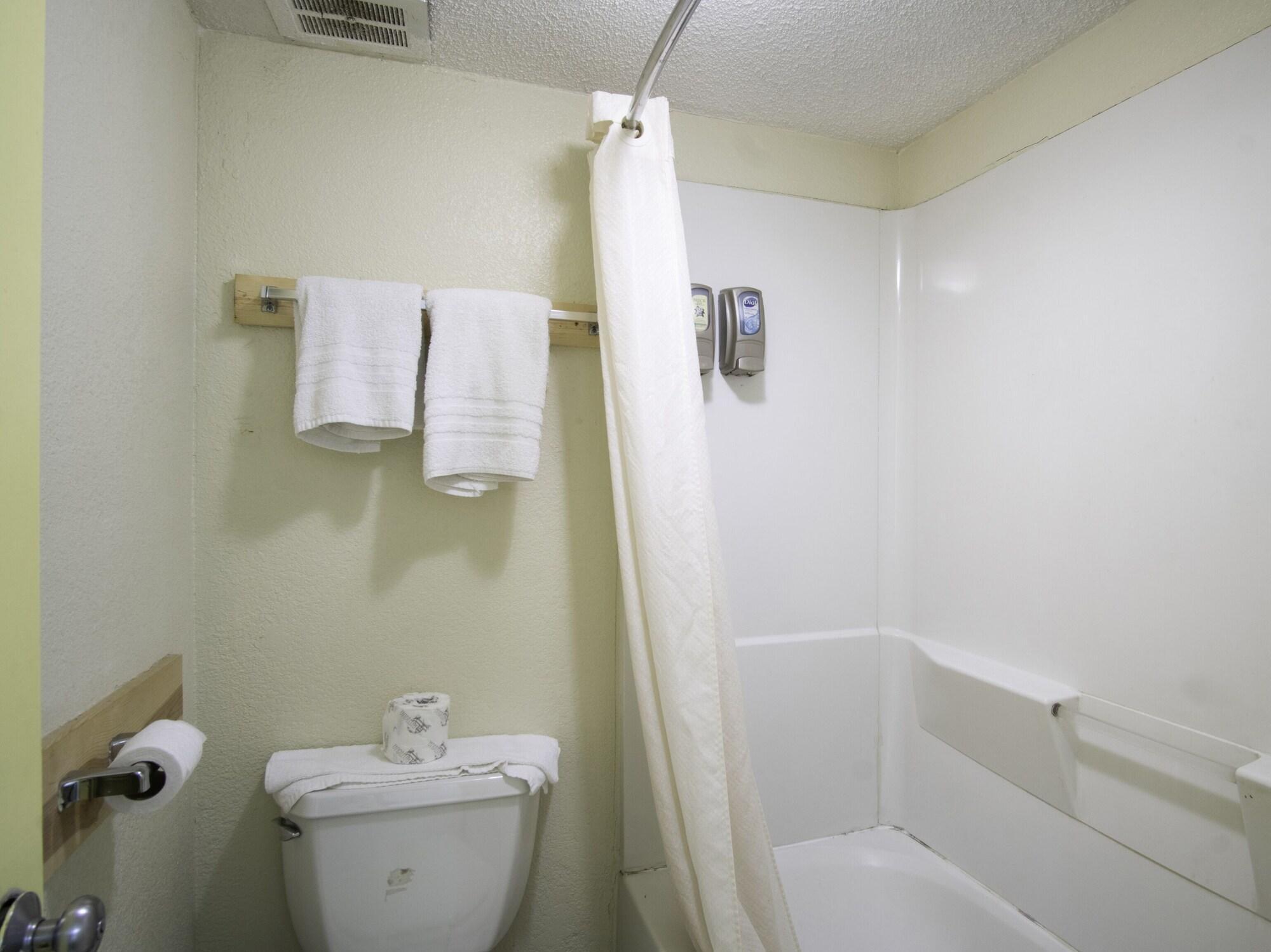 Oyo Hotel Hutchinson West 4Th Ave エクステリア 写真