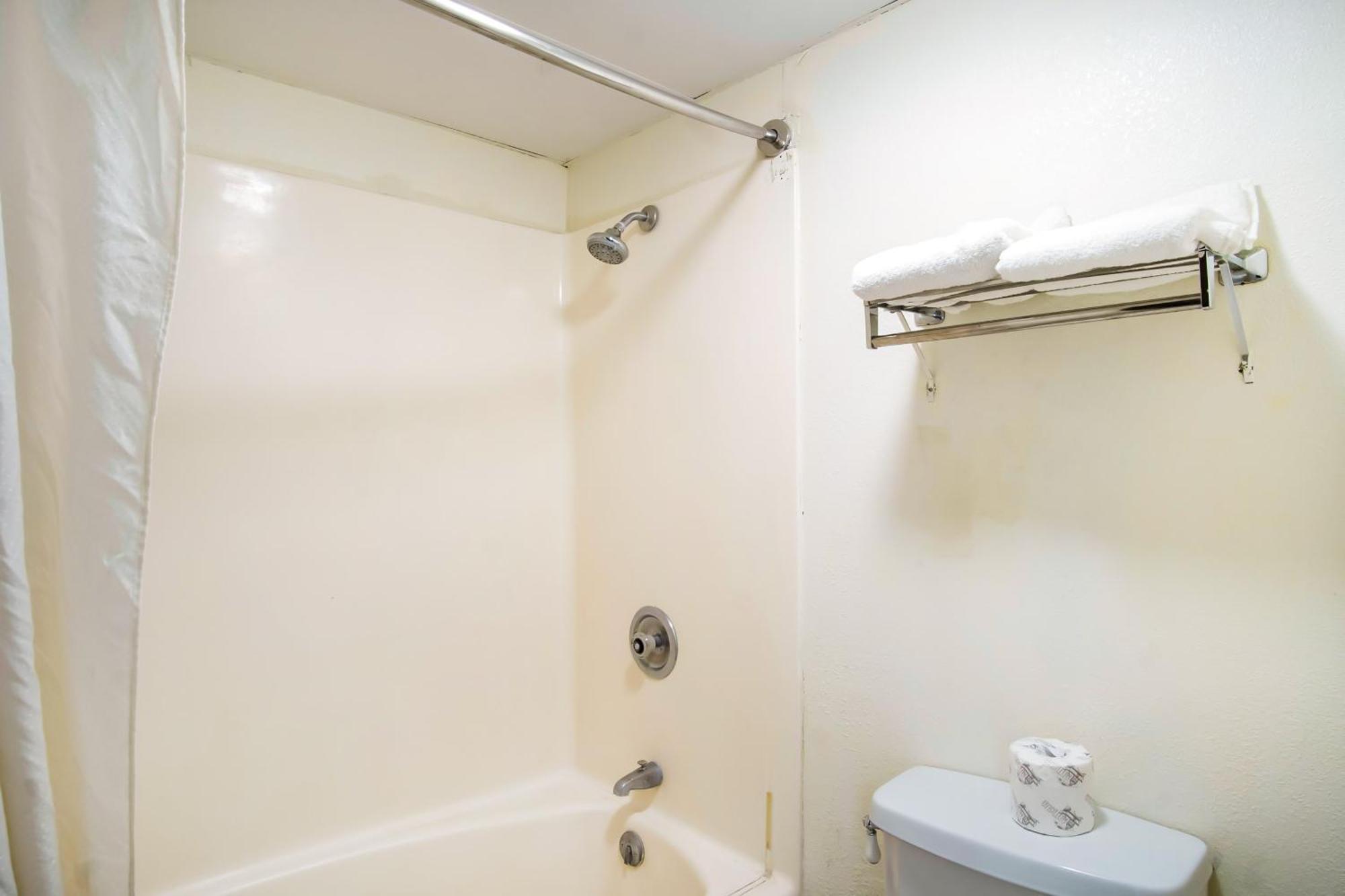 Oyo Hotel Hutchinson West 4Th Ave エクステリア 写真