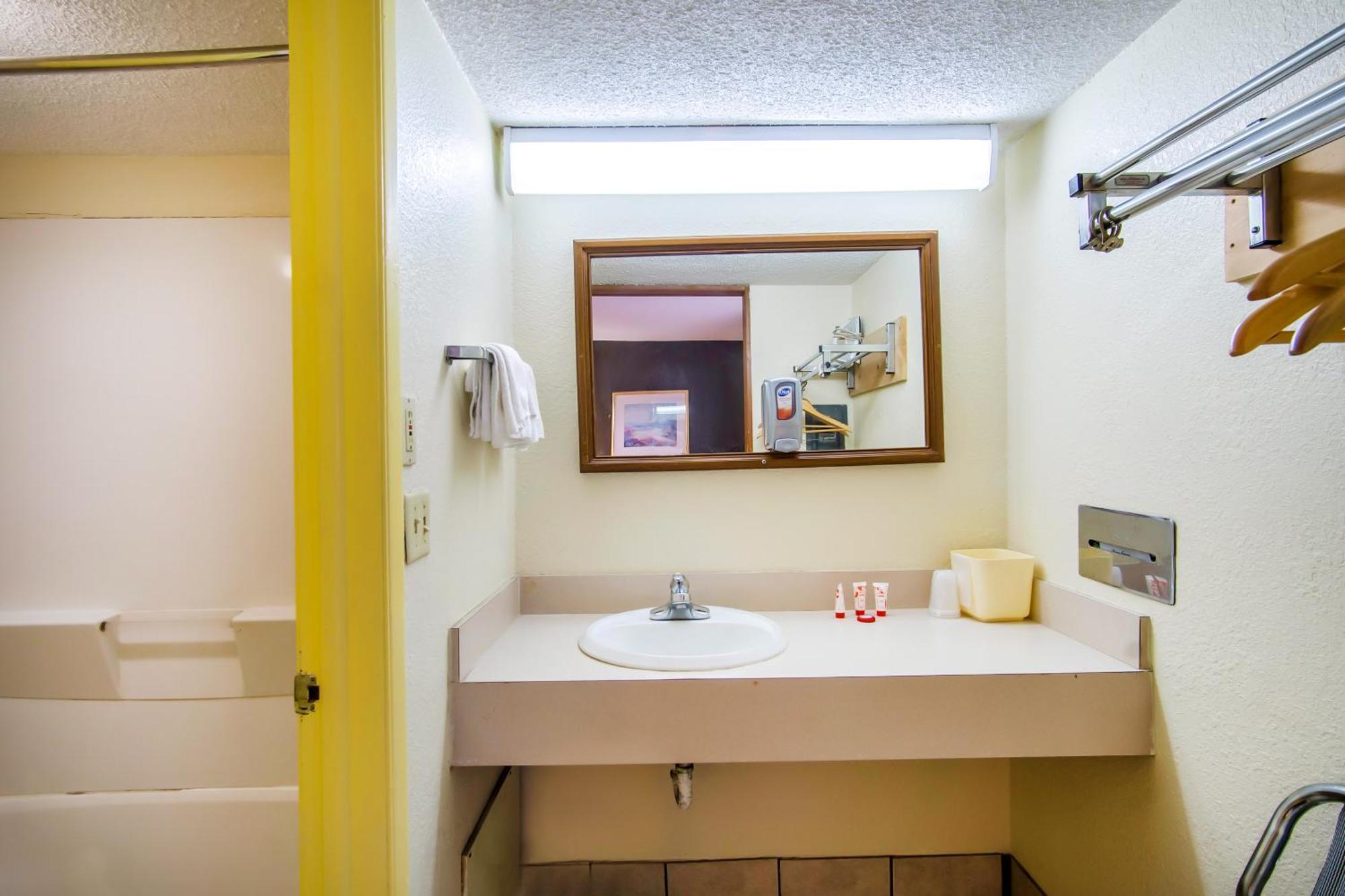 Oyo Hotel Hutchinson West 4Th Ave エクステリア 写真