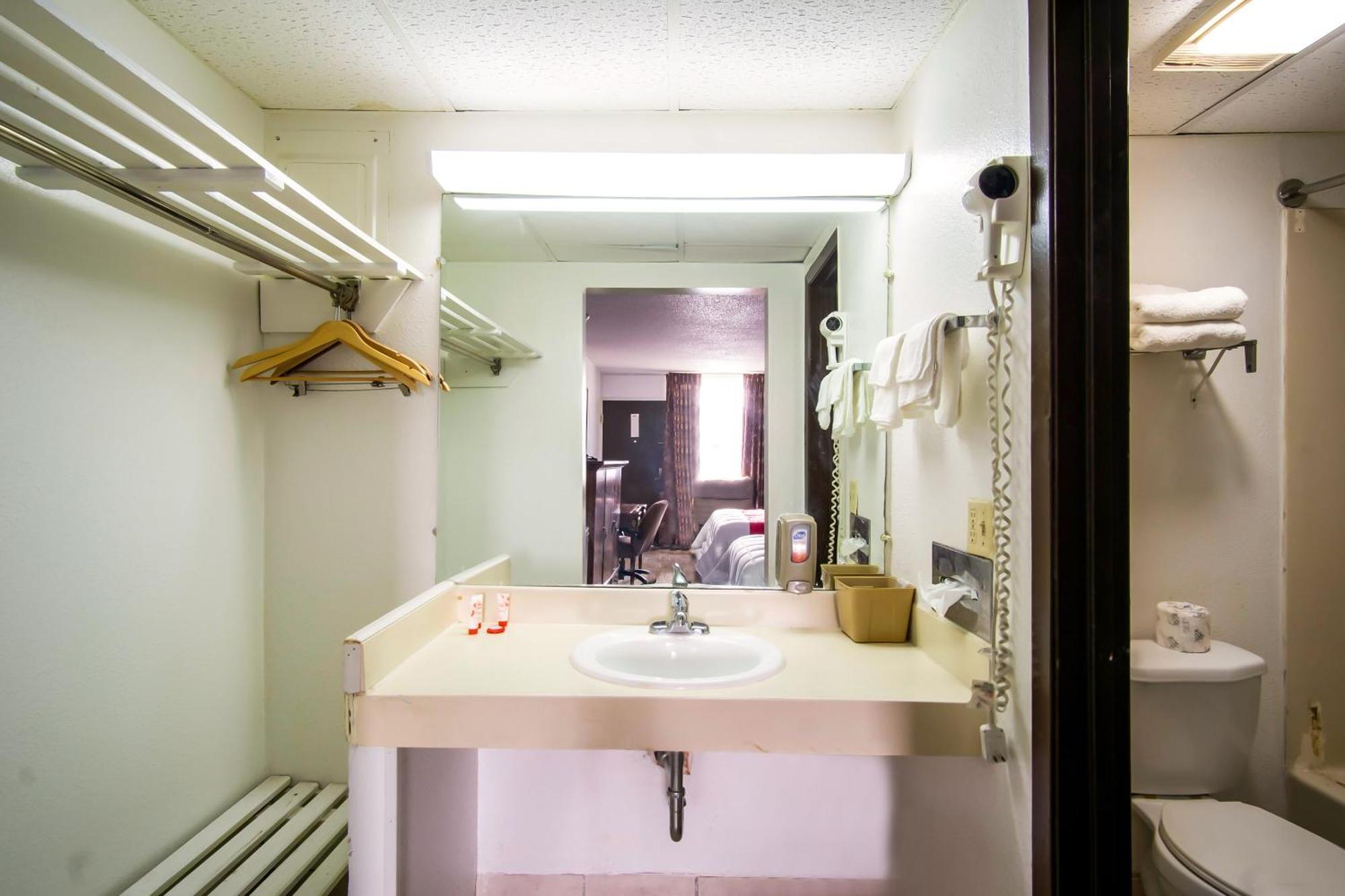 Oyo Hotel Hutchinson West 4Th Ave エクステリア 写真