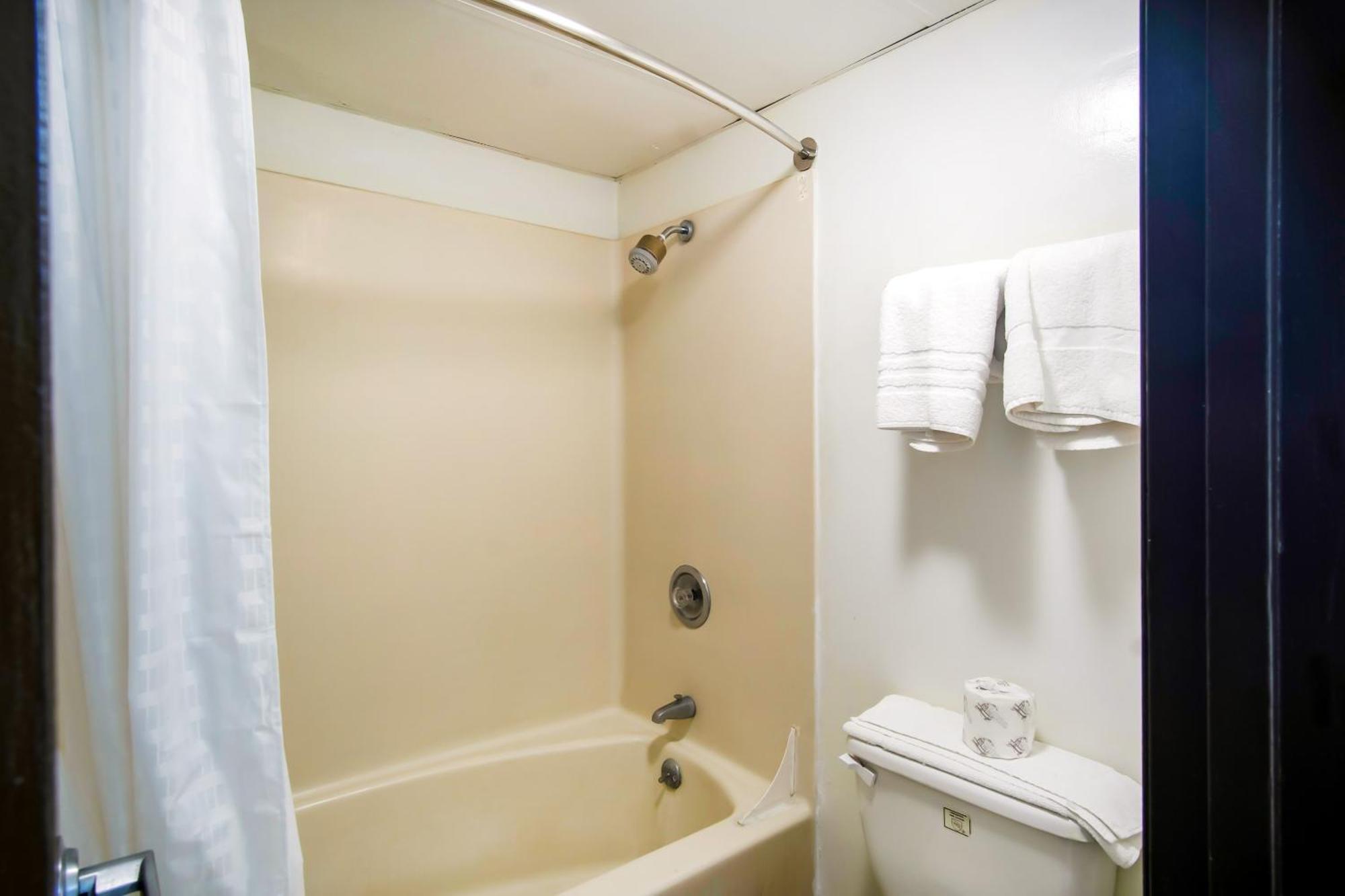 Oyo Hotel Hutchinson West 4Th Ave エクステリア 写真