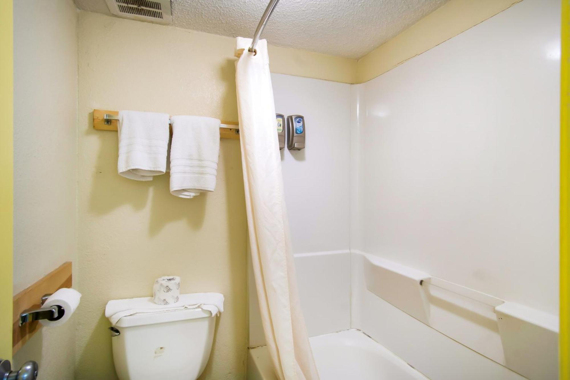 Oyo Hotel Hutchinson West 4Th Ave エクステリア 写真