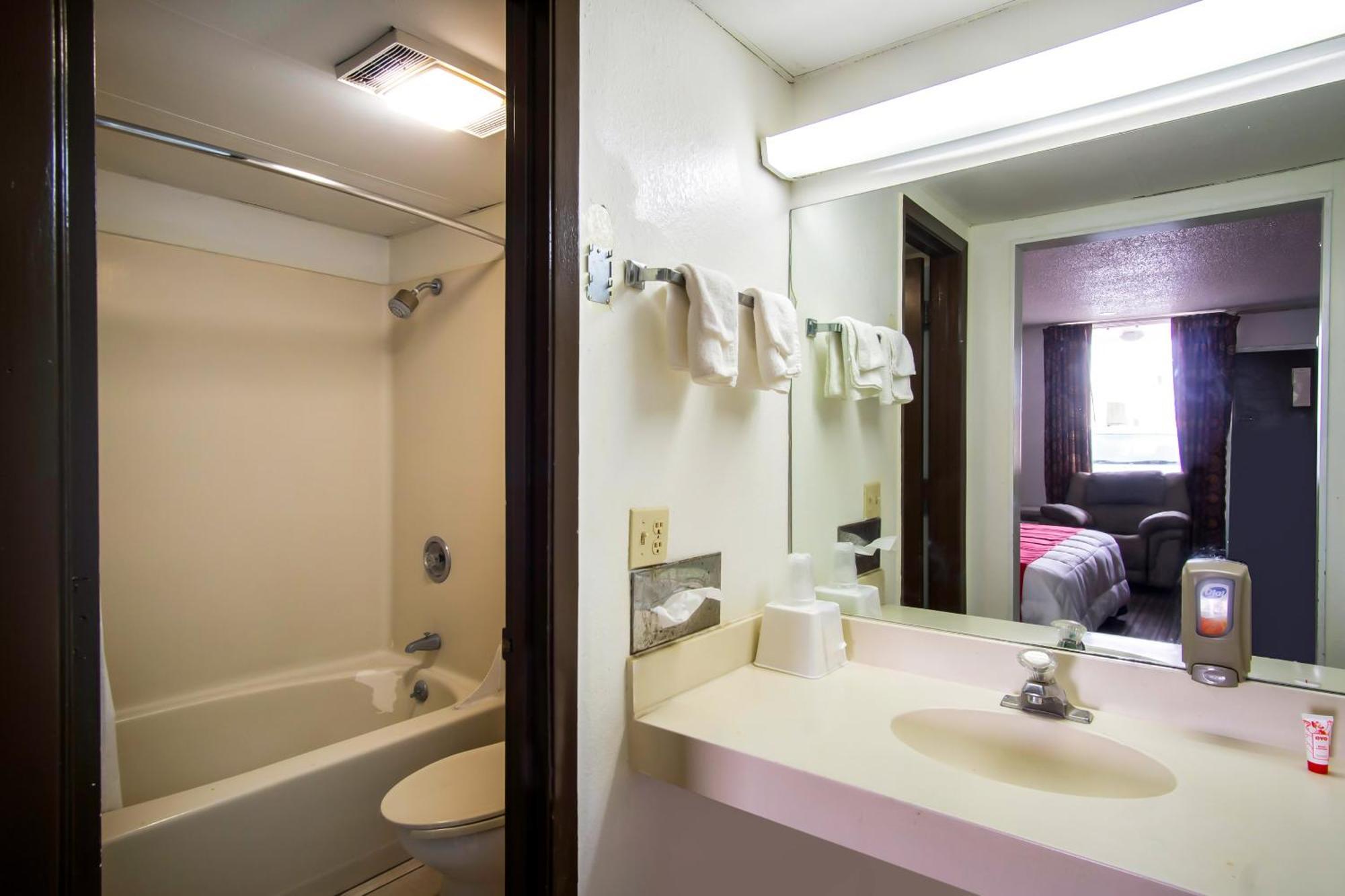 Oyo Hotel Hutchinson West 4Th Ave エクステリア 写真