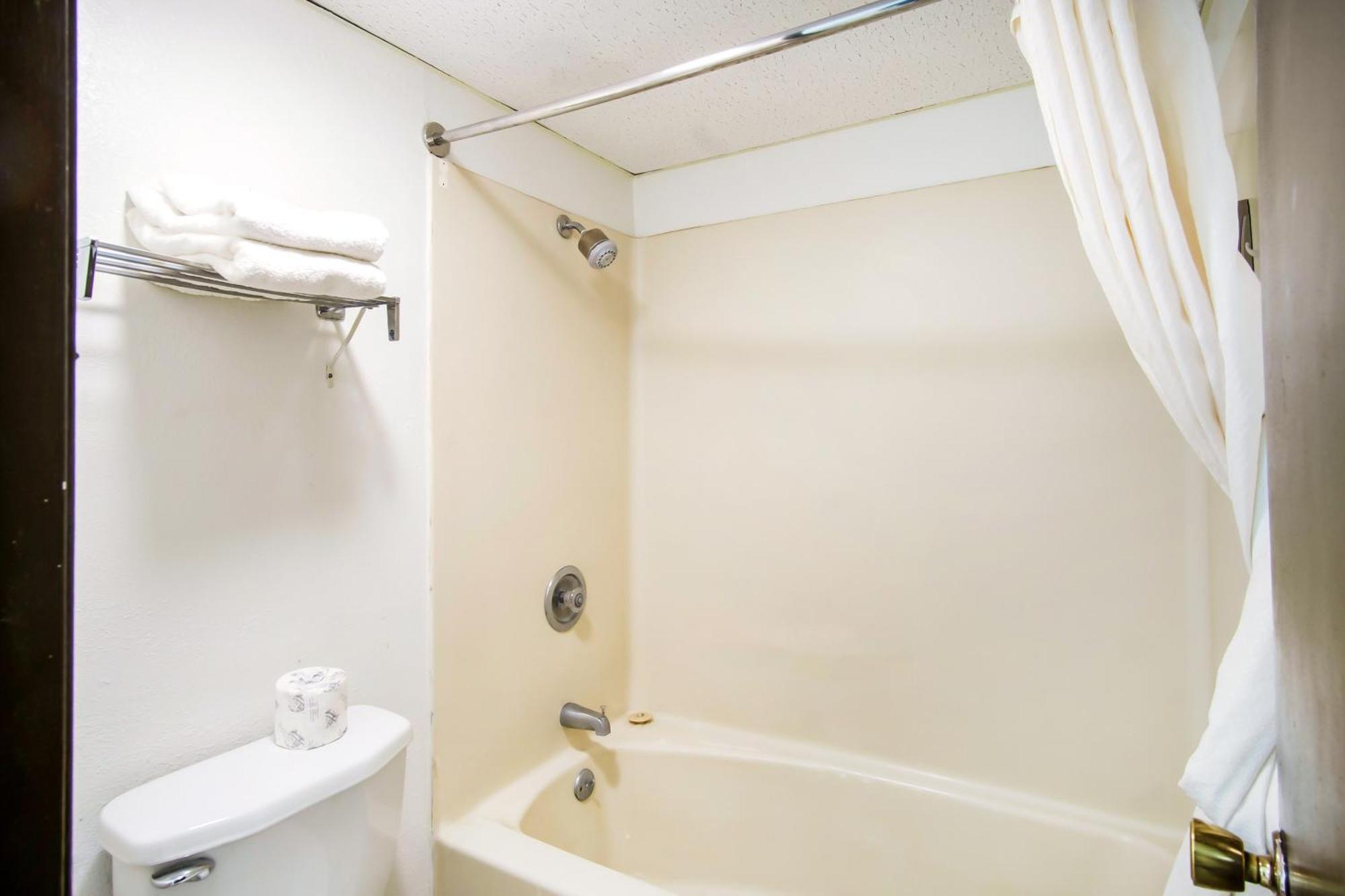 Oyo Hotel Hutchinson West 4Th Ave エクステリア 写真
