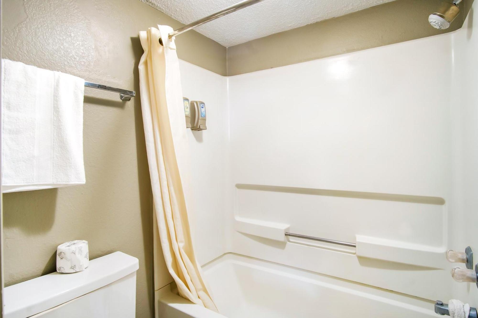 Oyo Hotel Hutchinson West 4Th Ave エクステリア 写真
