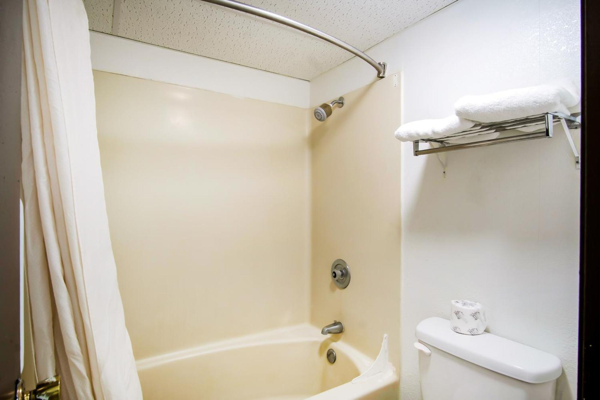 Oyo Hotel Hutchinson West 4Th Ave エクステリア 写真