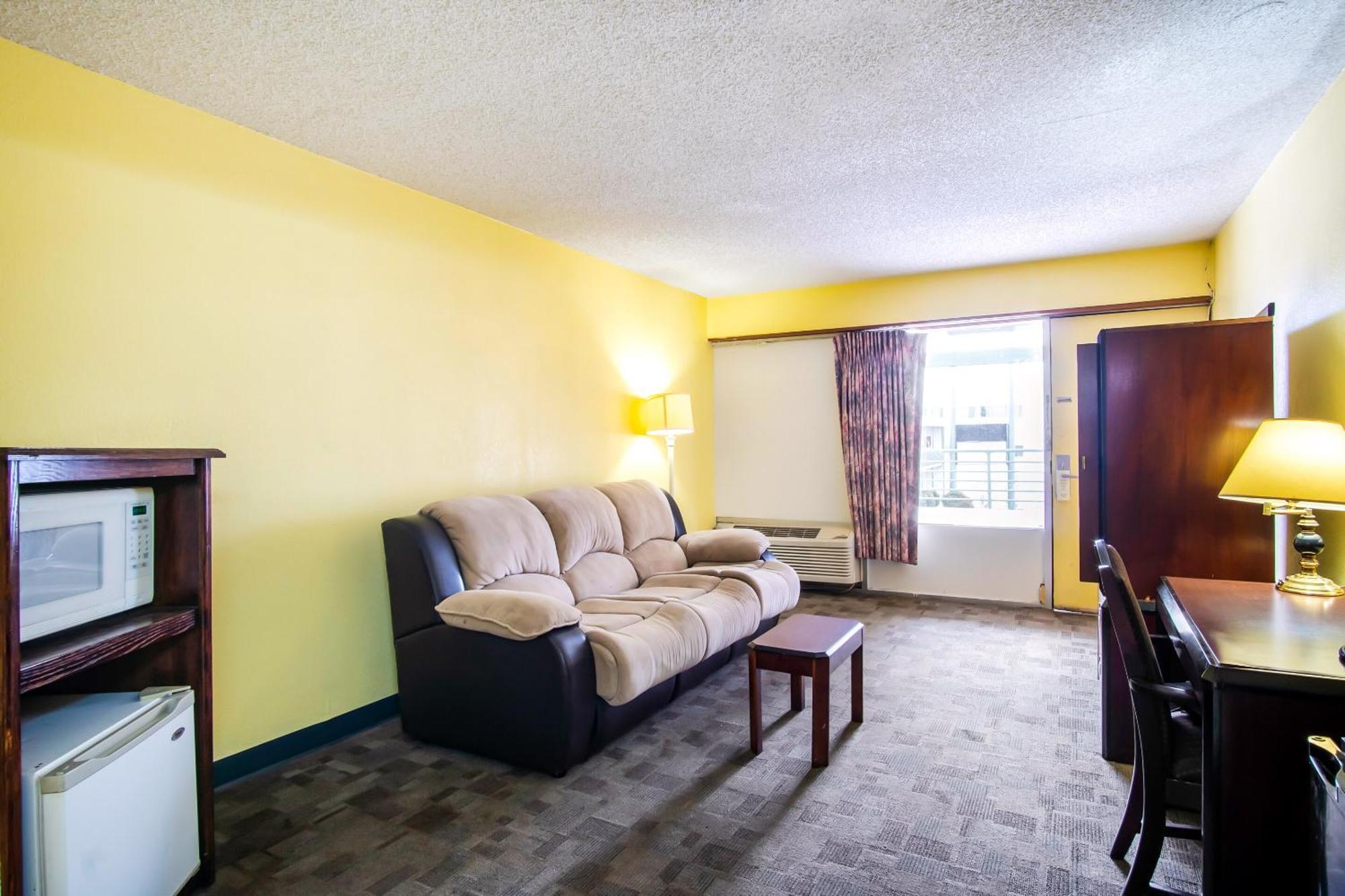 Oyo Hotel Hutchinson West 4Th Ave エクステリア 写真