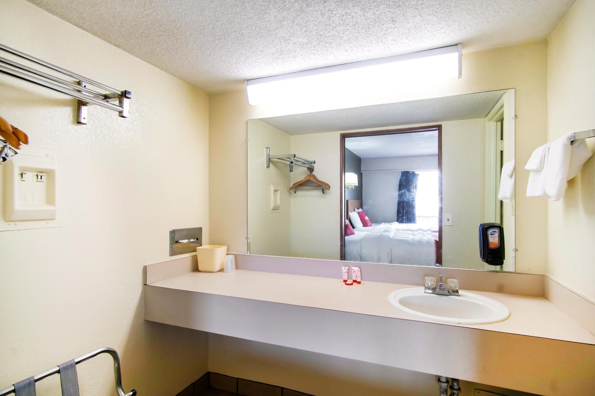 Oyo Hotel Hutchinson West 4Th Ave エクステリア 写真