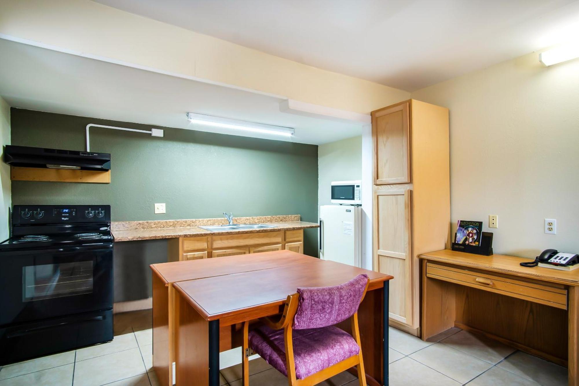 Oyo Hotel Hutchinson West 4Th Ave エクステリア 写真