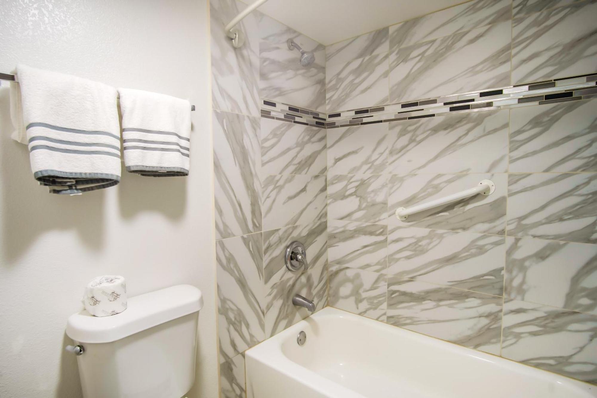 Oyo Hotel Hutchinson West 4Th Ave エクステリア 写真