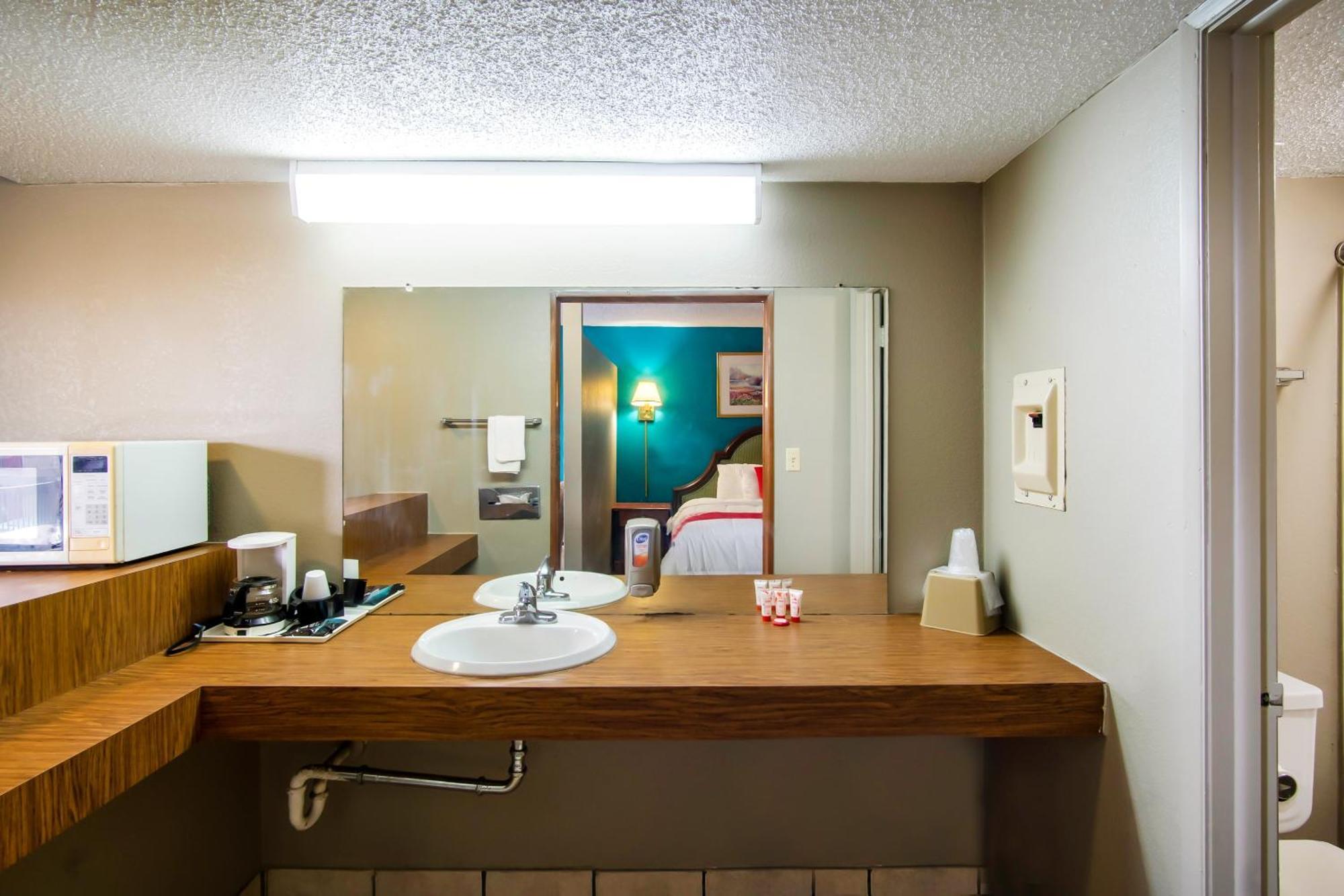 Oyo Hotel Hutchinson West 4Th Ave エクステリア 写真