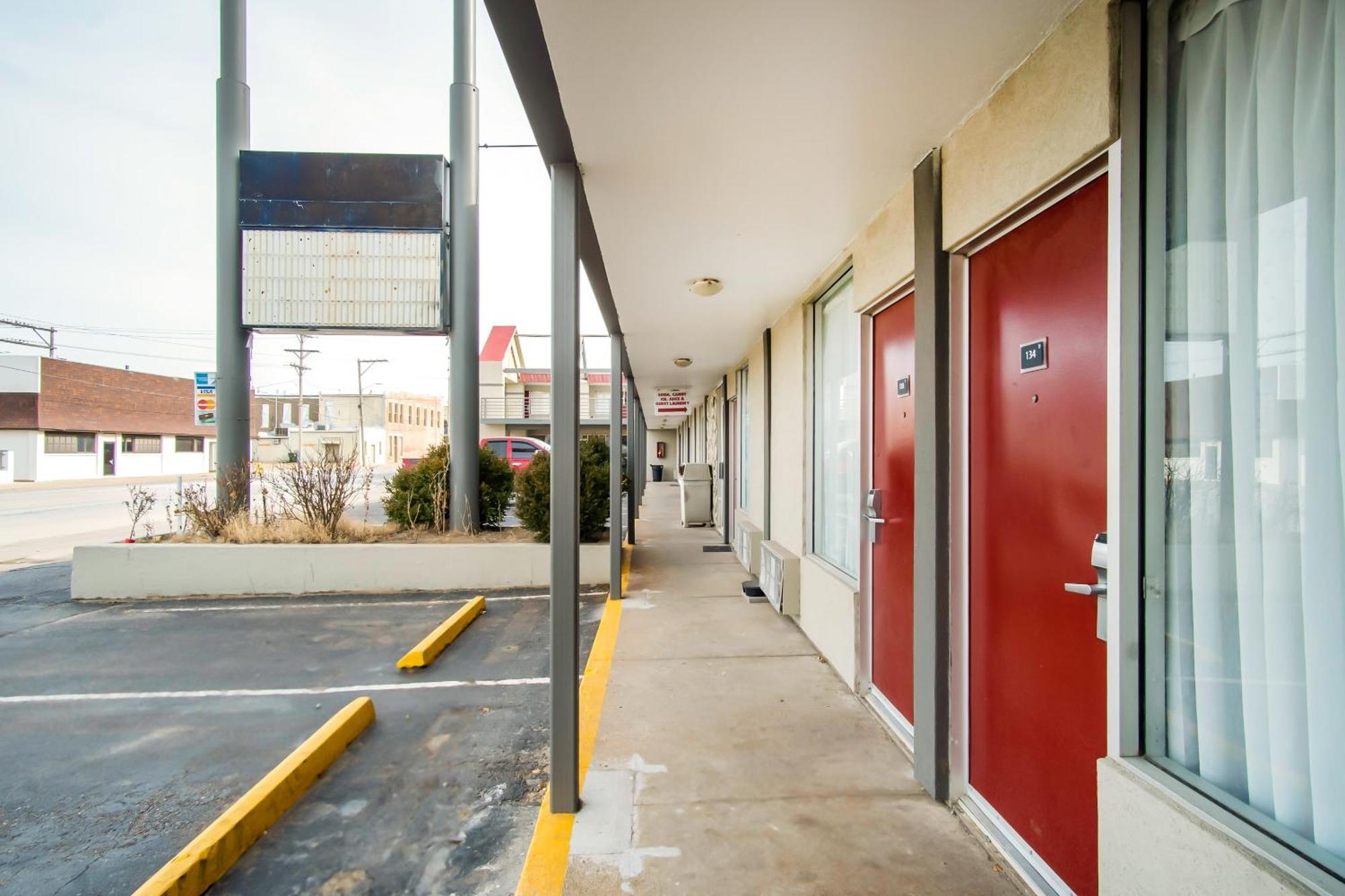 Oyo Hotel Hutchinson West 4Th Ave エクステリア 写真