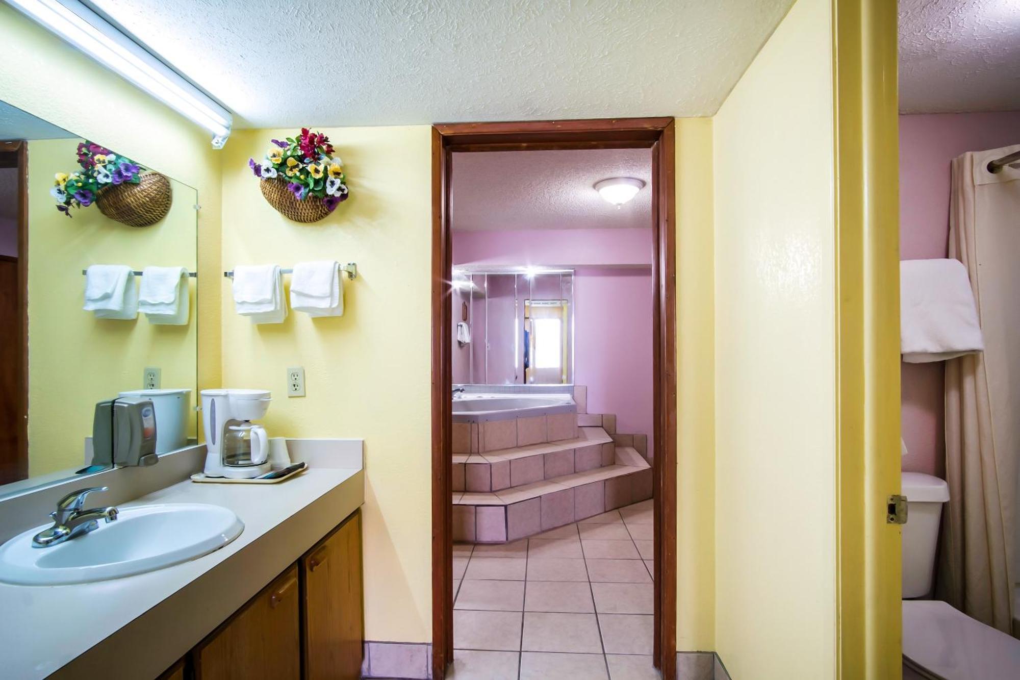 Oyo Hotel Hutchinson West 4Th Ave エクステリア 写真