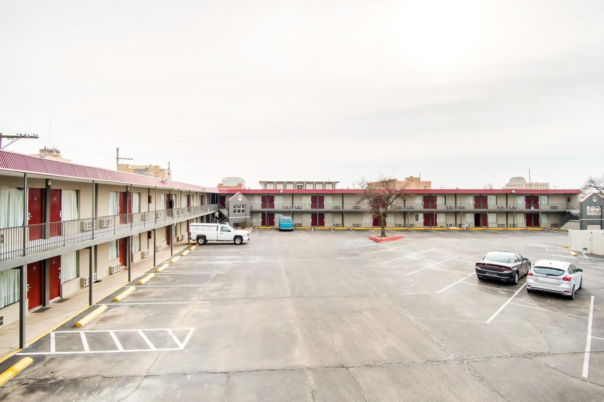 Oyo Hotel Hutchinson West 4Th Ave エクステリア 写真
