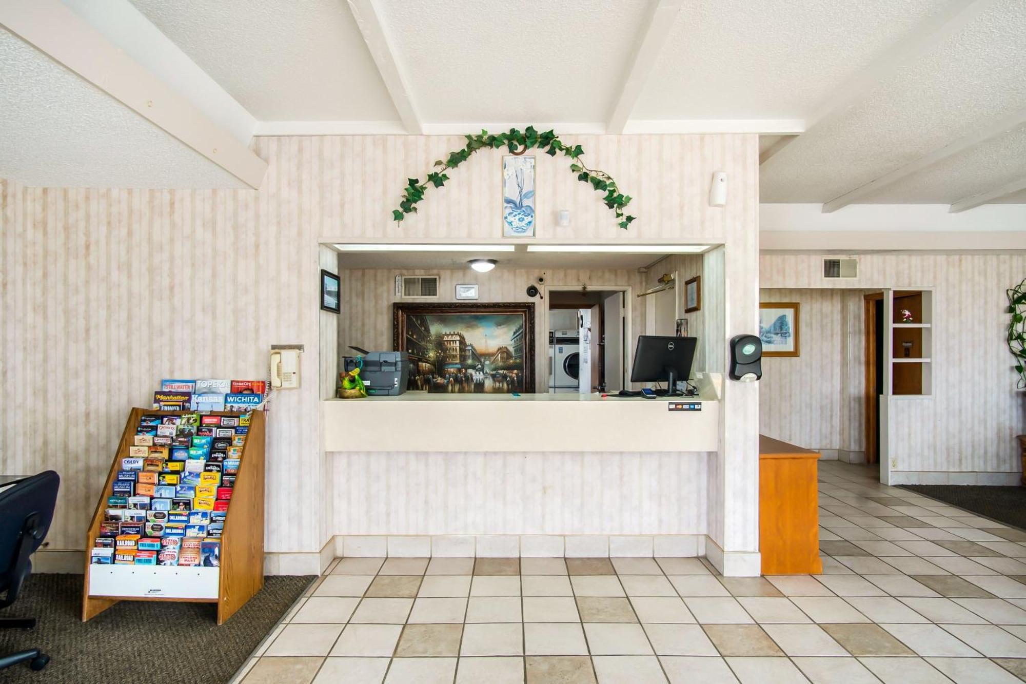 Oyo Hotel Hutchinson West 4Th Ave エクステリア 写真