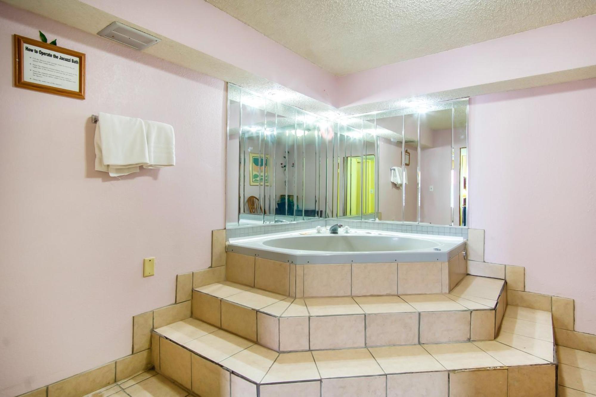 Oyo Hotel Hutchinson West 4Th Ave エクステリア 写真