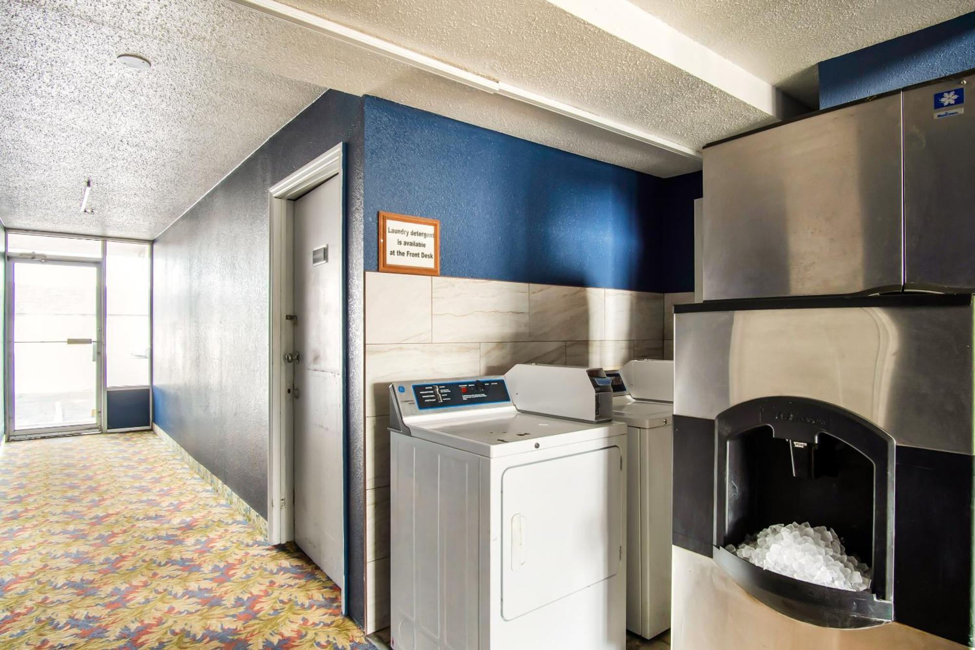 Oyo Hotel Hutchinson West 4Th Ave エクステリア 写真