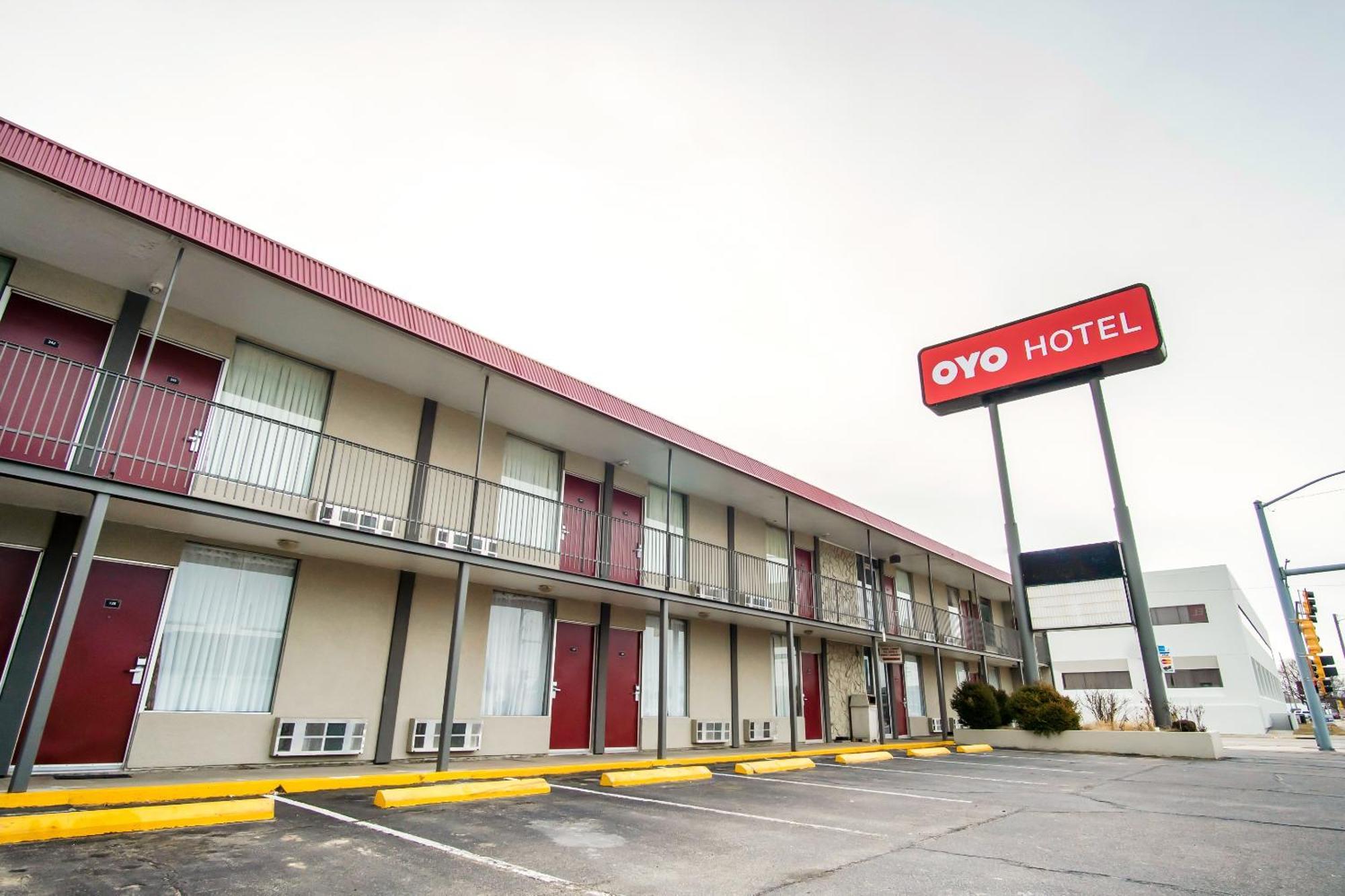 Oyo Hotel Hutchinson West 4Th Ave エクステリア 写真