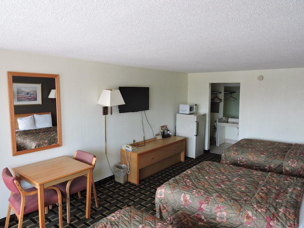 Oyo Hotel Hutchinson West 4Th Ave エクステリア 写真