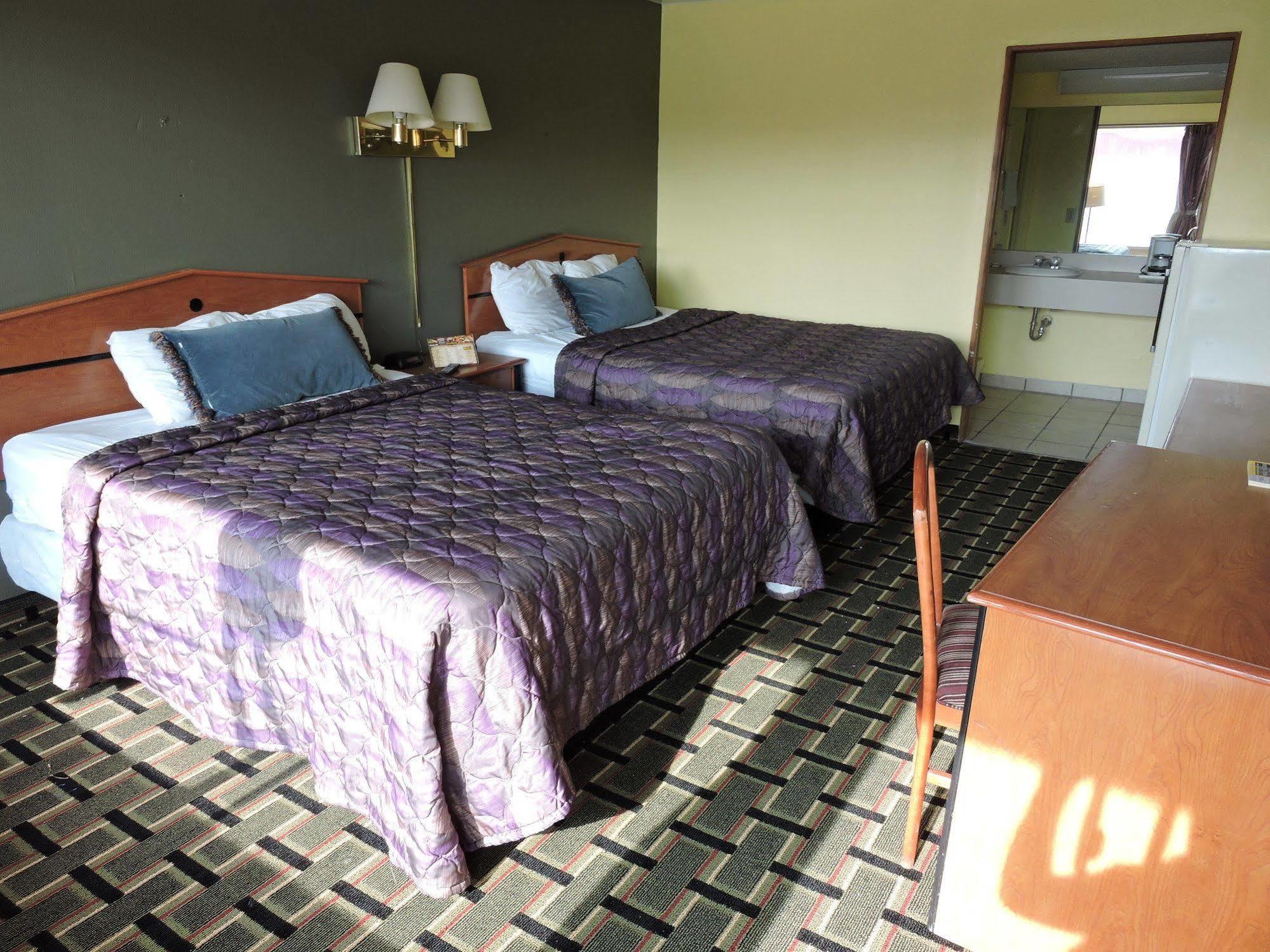 Oyo Hotel Hutchinson West 4Th Ave エクステリア 写真