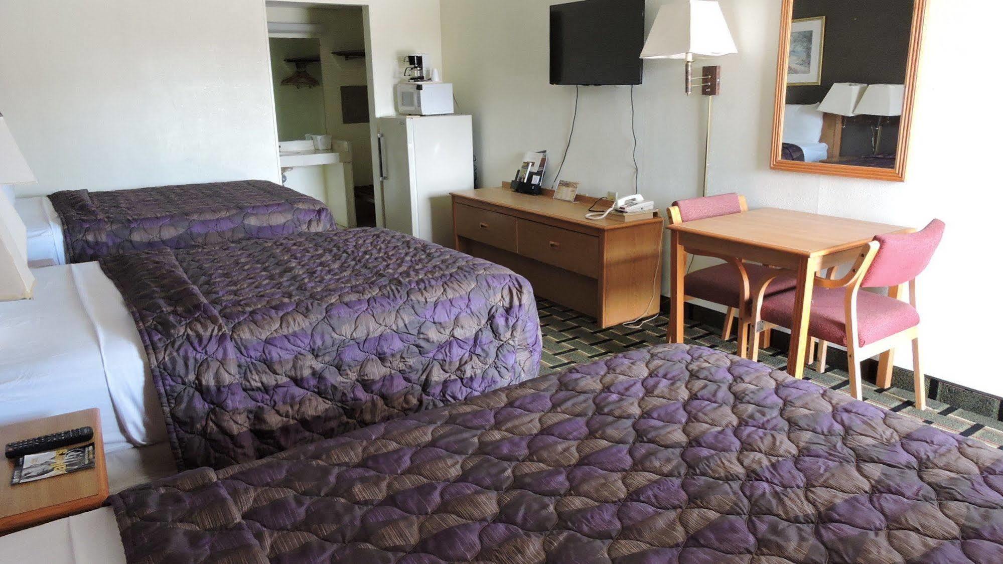 Oyo Hotel Hutchinson West 4Th Ave エクステリア 写真