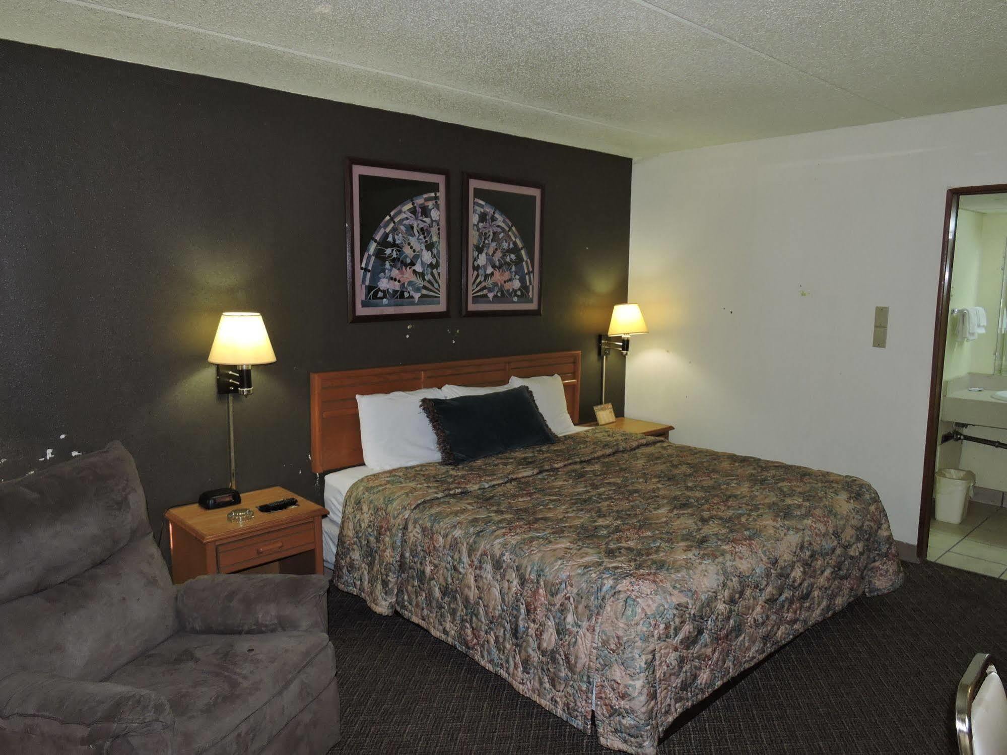 Oyo Hotel Hutchinson West 4Th Ave エクステリア 写真