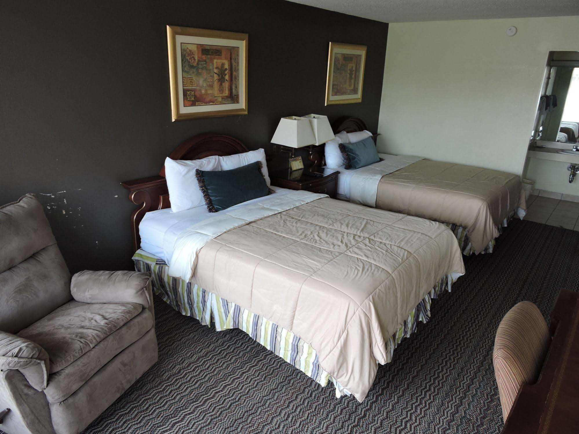 Oyo Hotel Hutchinson West 4Th Ave エクステリア 写真
