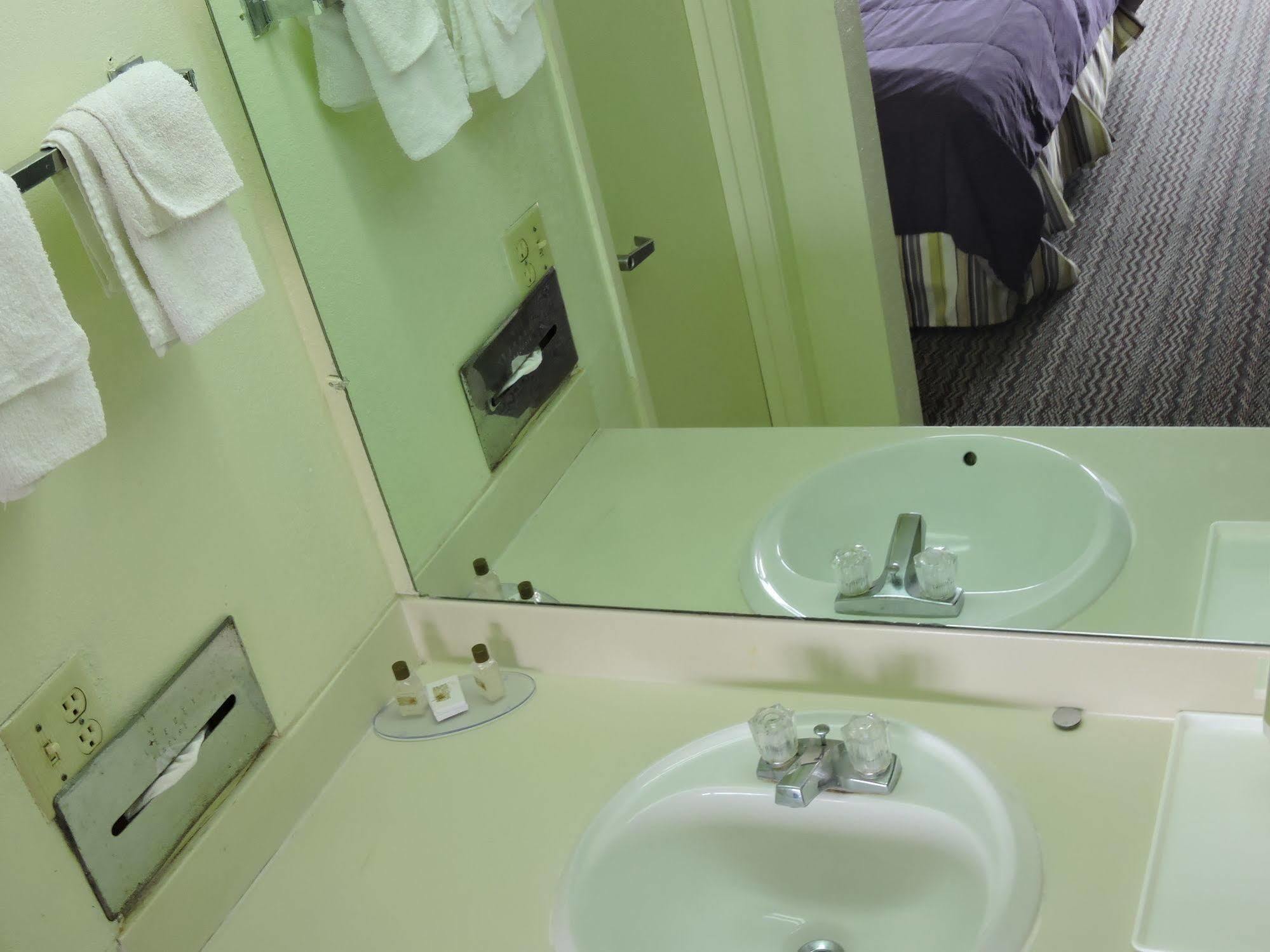 Oyo Hotel Hutchinson West 4Th Ave エクステリア 写真