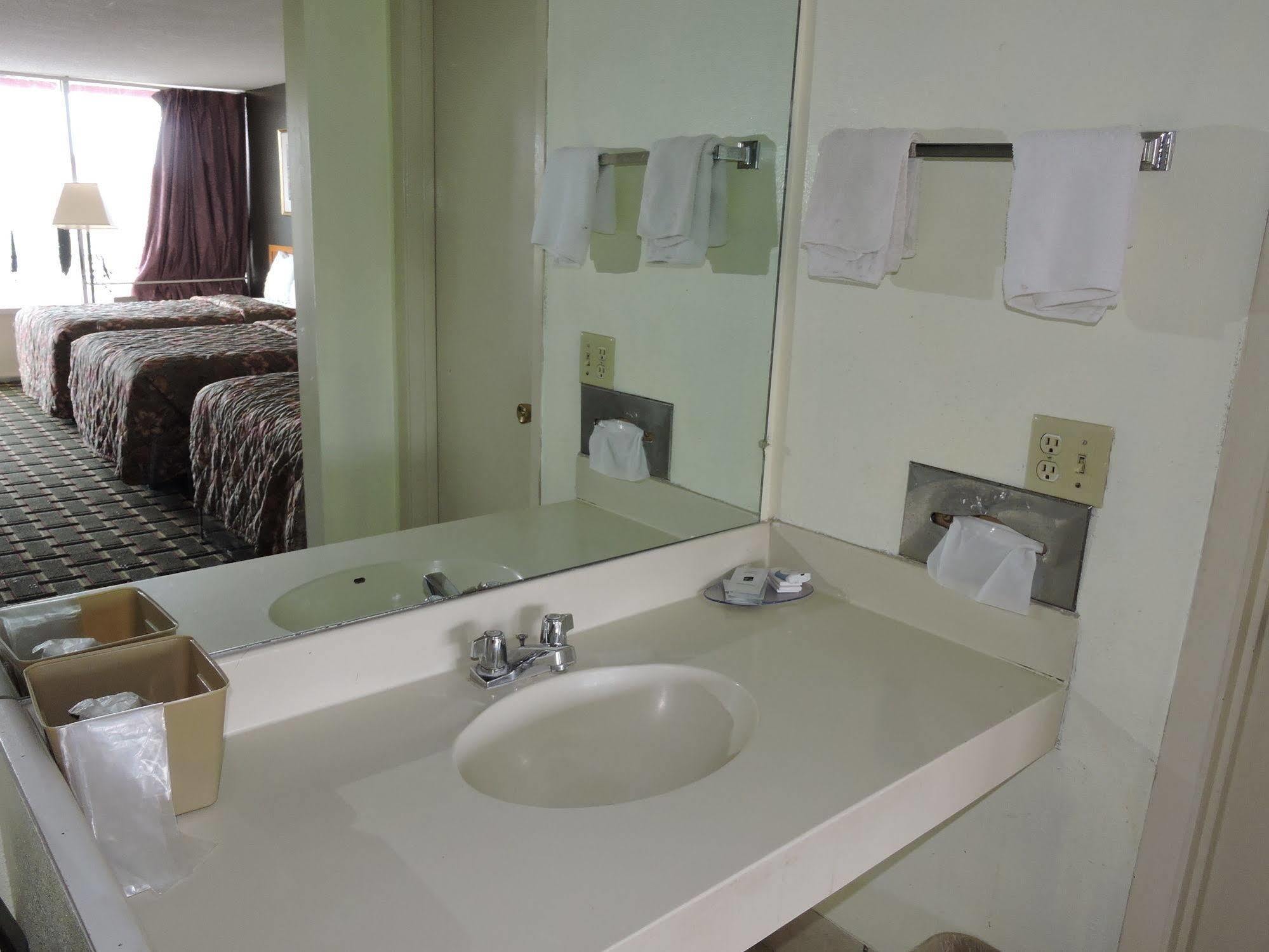 Oyo Hotel Hutchinson West 4Th Ave エクステリア 写真